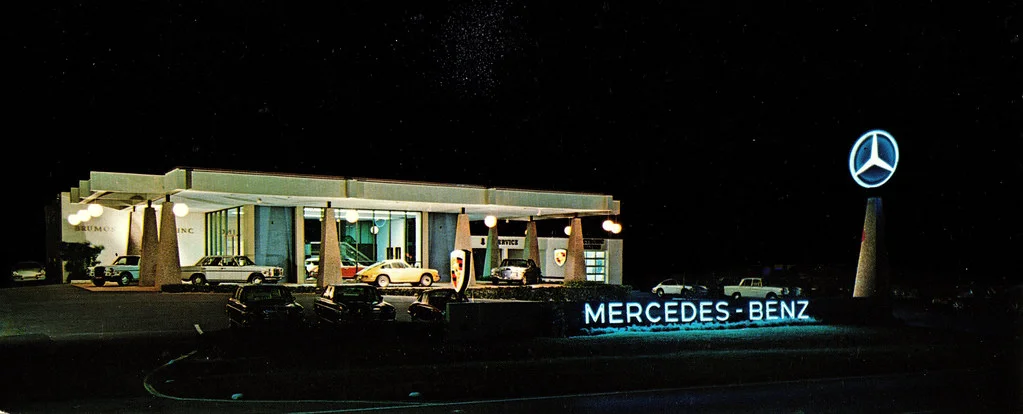 Showroom d'une concession Mercedes-Benz avec des véhicules neufs en exposition