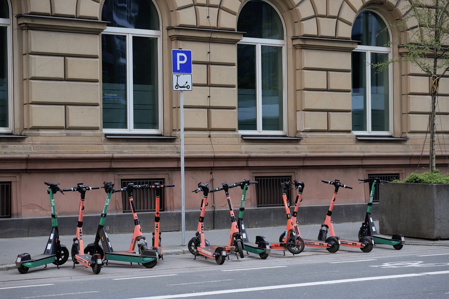 Trottinettes électriques en libre-service garées en ligne sur un emplacement dédié en ville