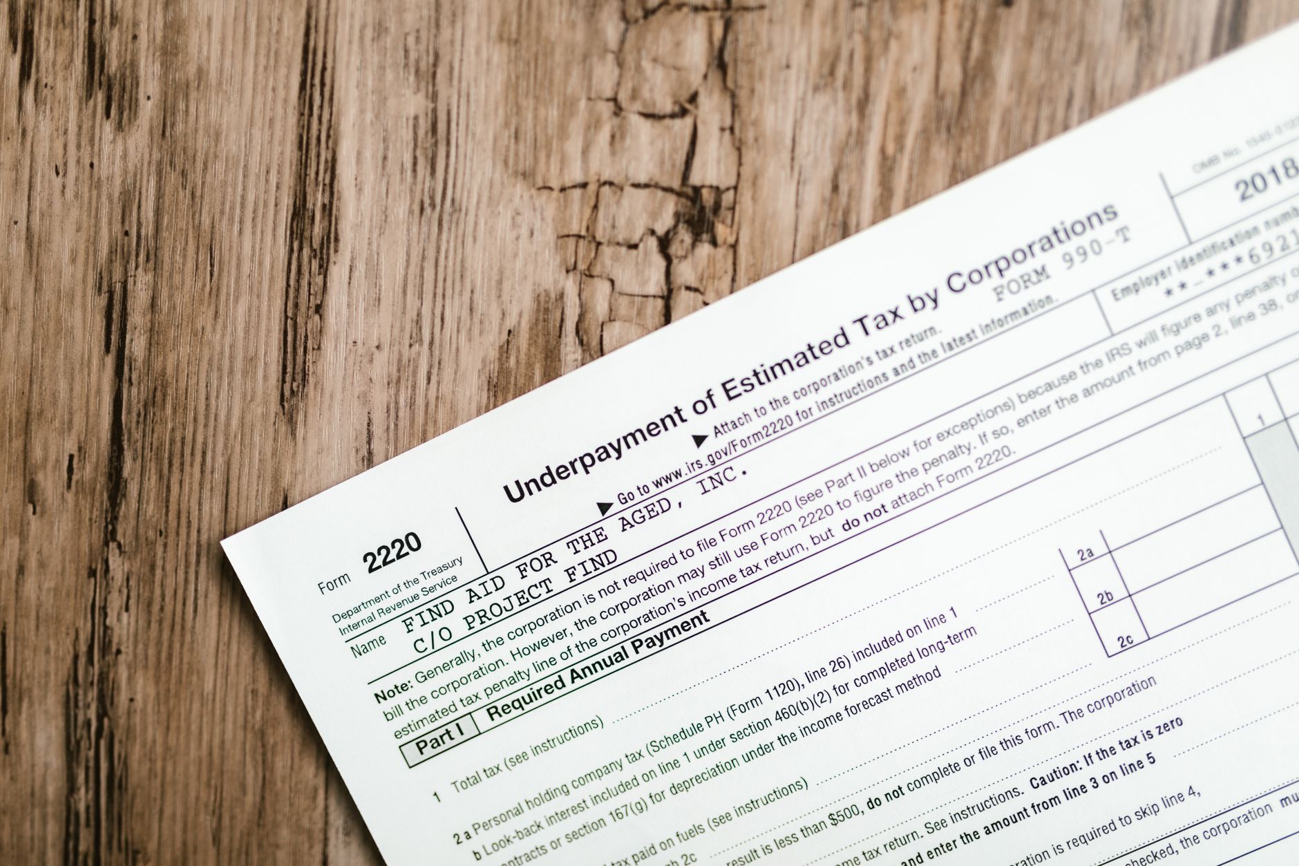 Formulaire de déclaration fiscale posé sur un bureau, illustrant la taxe sur les véhicules de société