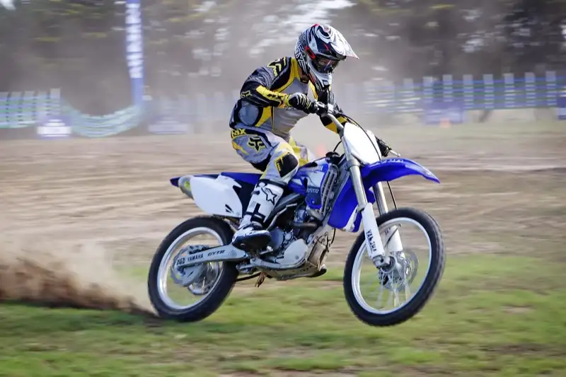 Yamaha YZ 250F en saut sur piste de motocross