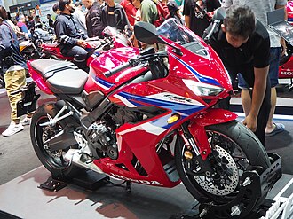 Yamaha MT-07 face à Honda CB650R